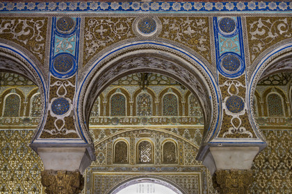 Espagne, Andalousie, Séville, Alcazar de Séville (Reales Alcazares de Sevilla), classé Patrimoine Mondial de l'UNESCO, Palais mudéjar ou de Pierre Ier, arcs en fer à cheval à l'entrée du salon des Ambassadeurs (salon de Embajadores)