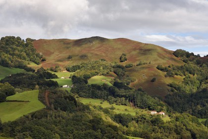 France, Pyrénées-Atlantiques (64), Pays-Basque, fermes de la vallée des Aldudes,