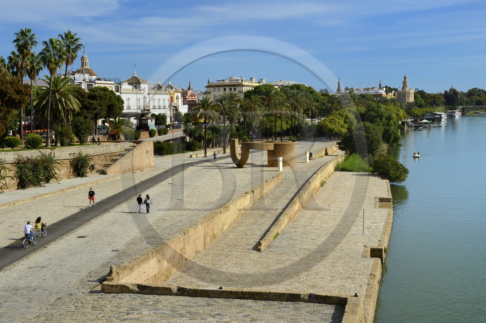 Espagne, Andalousie, Séville, en bordure du fleuve Guadalquivir, le paseo de Christobal Colon (Christophe Colomb) et la Tour de l'Or (Torre del Oro) en arrière plan
