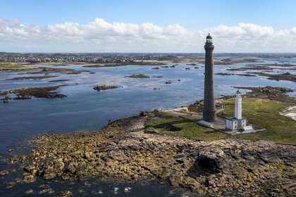 France, Finistère (29), Pays des Abers, Ile Vierge dans l'archipel de Lilia, le phare de l'Ile Vierge, le plus haut phare d'Europe avec 82,5 mètres, et l'ancien phare de 1845 (vue aérienne)