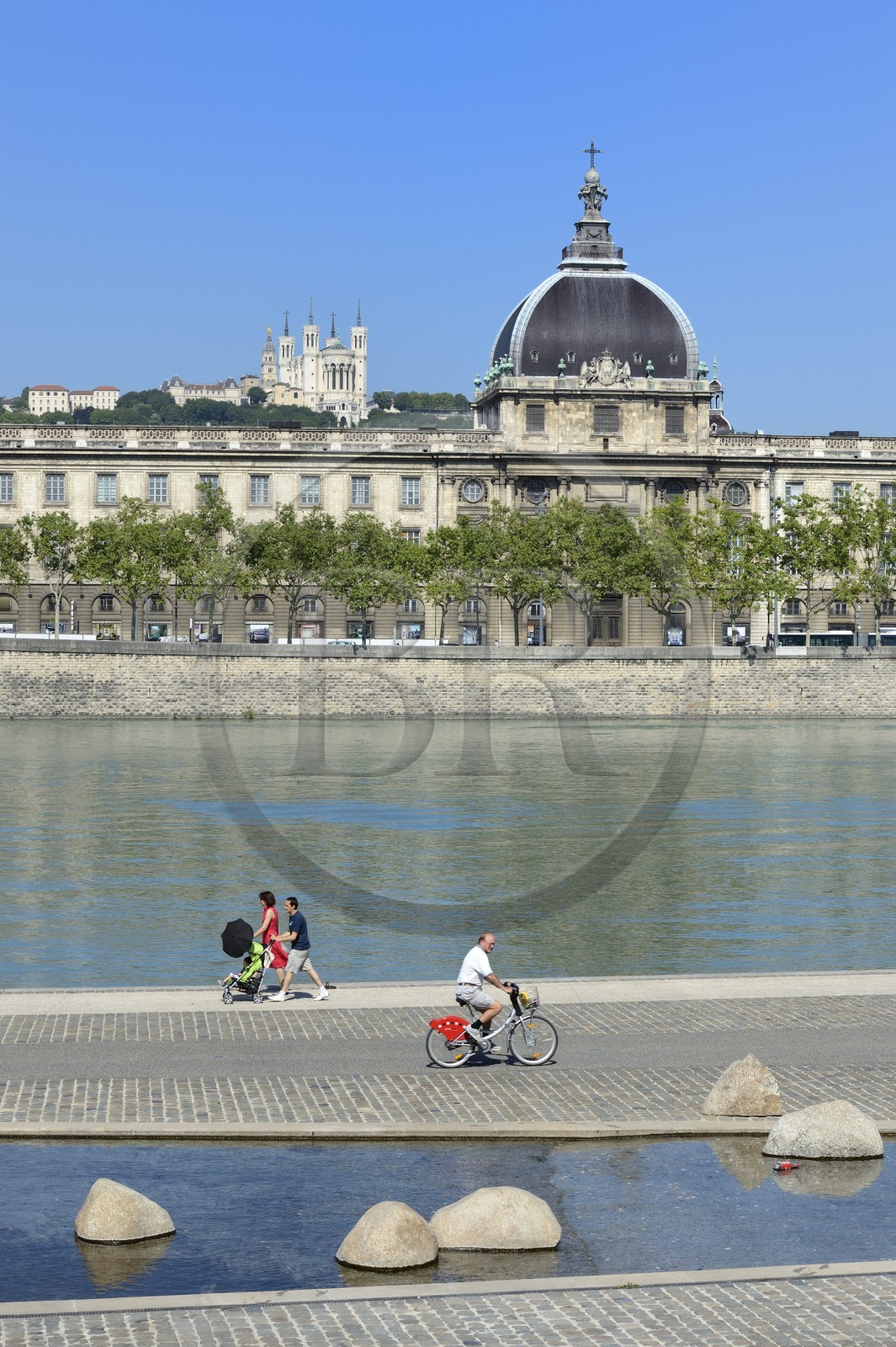 France, Rhône (69), Lyon, les berges du Rhône, le quai Victor Augagneur en premier plan, l'hôpital de l'Hôtel Dieu et la Basilique Notre Dame de Fourvière, site historique classé Patrimoine Mondial de l'UNESCO, en arrière plan