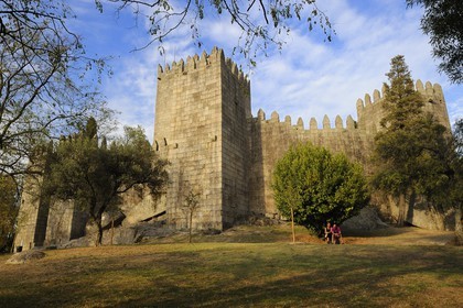 Portugal, région du Minho, Guimaraes, ville classée Patrimoine Mondial de l' UNESCO, le chateau fort aux sept tours