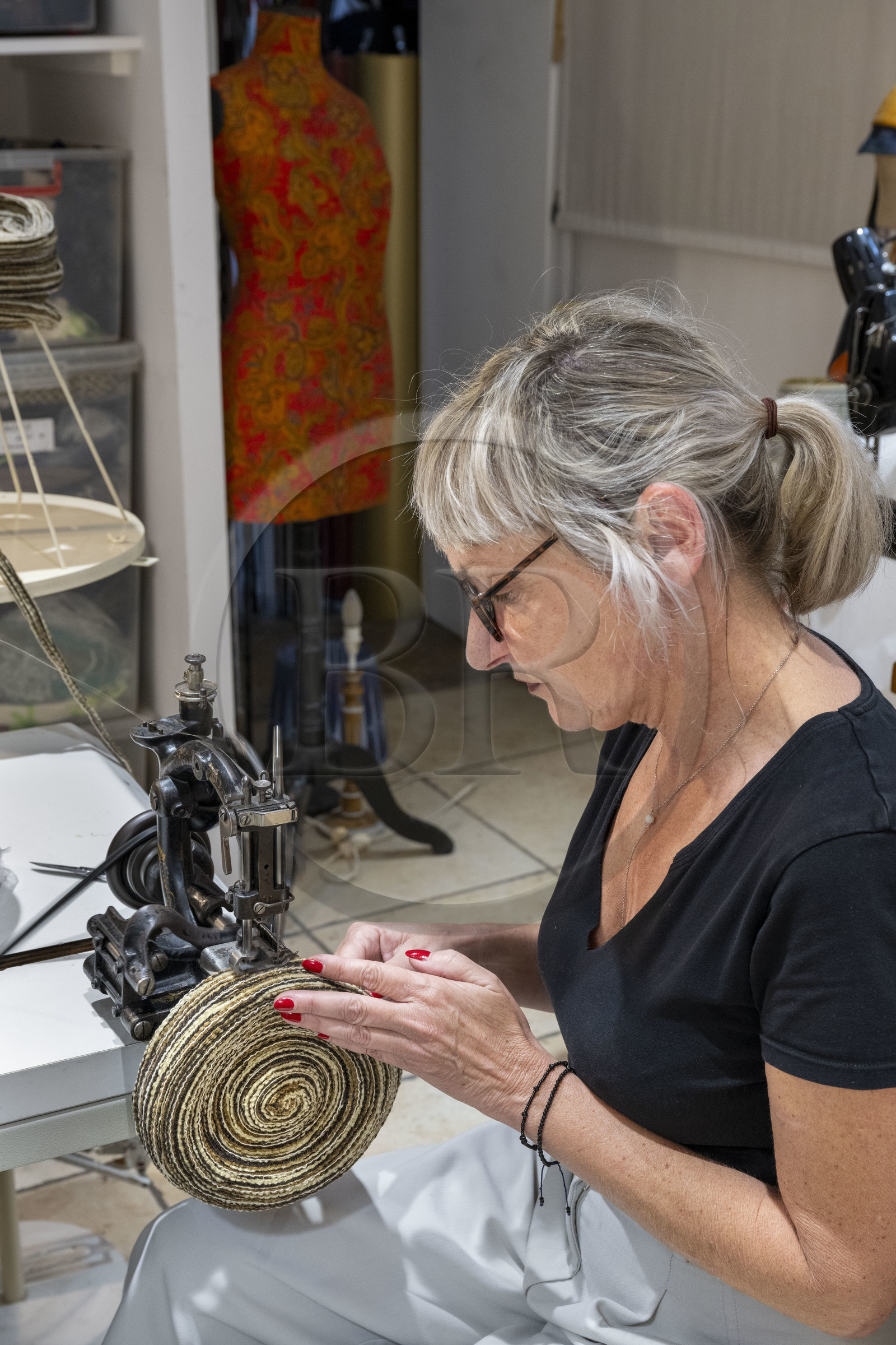 France, Côte-d'Or (21), Dijon, la modiste Meilleur Ouvrier de France Sara Tintinger confectionnant un chapeau dans son atelier-boutique Bibi & Bob de la rue d'Assas, le chapeau est travaillé sur du ruban de velourette