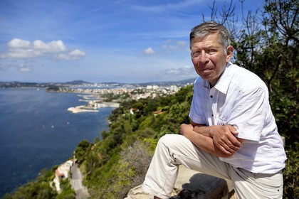 France, Var (83), Toulon, quartier Le Mourillon, l'historien et écrivain Bernard Cross devant la Rade vu depuis le Fort du Cap Brun