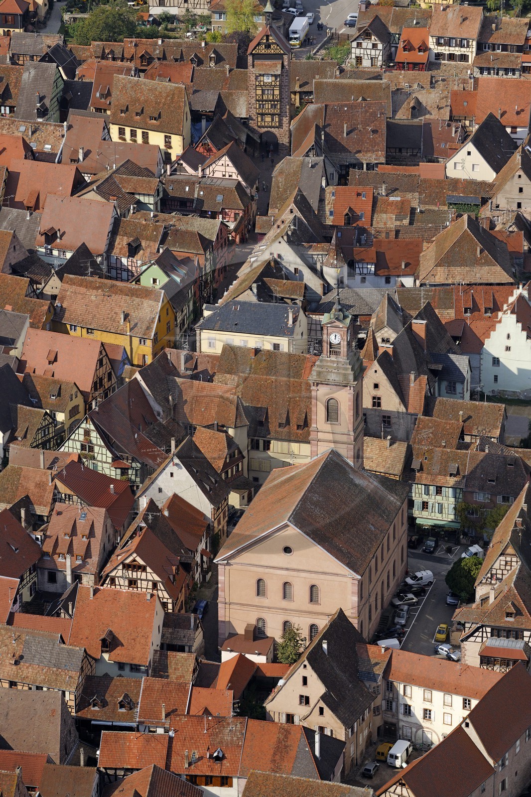France, Haut-Rhin (68), Riquewihr, le coeur historique (photo aérienne)