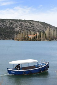 Croatie, Dalmatie, Parc national de Krka où la rivière Krka devient le lac de Visovac, moine du monastère franciscain de l’îlot Visovac