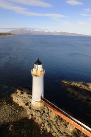 Royaume-Uni, Ecosse, région des Highlands, les Hébrides, île de Skye, phare sous le pont à Kyle of Lochalsh