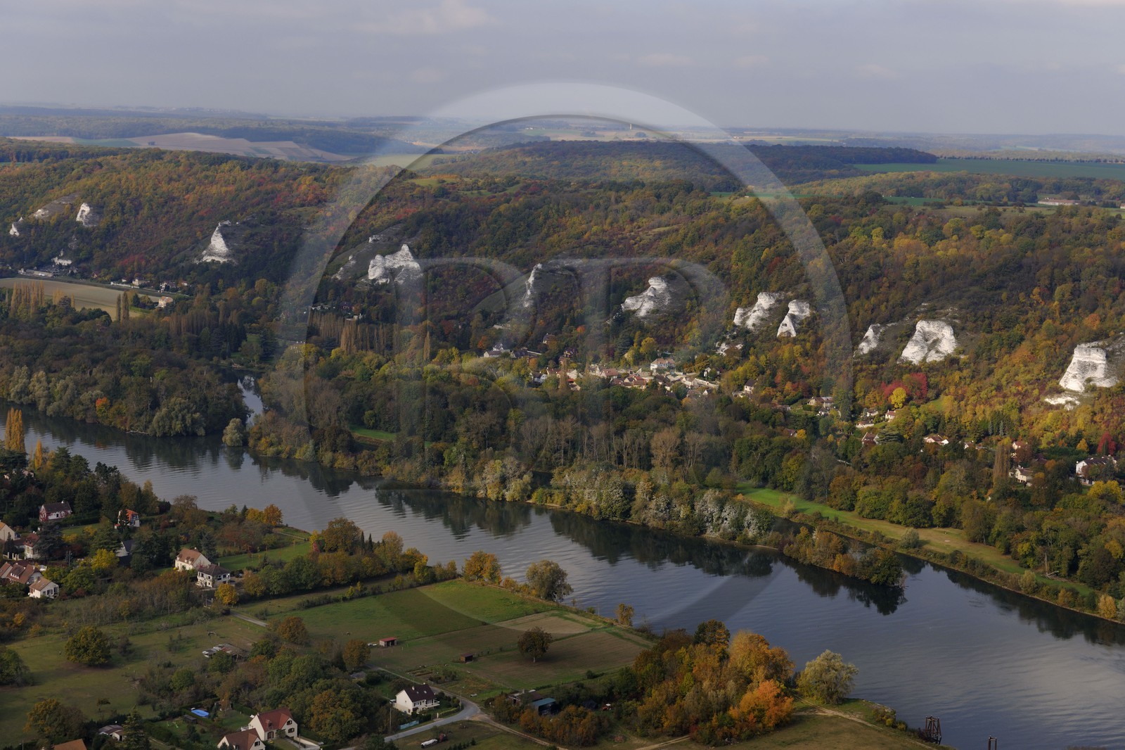 France, Val-d'Oise (95), la Seine en amont de la Roche Guyon à Chantemesle, île de Haute-isle en premier plan et les falaises qui longent la Route de la Vallée (vue aérienne)