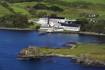 Royaume-Uni, Ecosse, Hébrides intérieures, Ile de Islay, Port Ellen, distillerie de whisky Lagavulin (vue aérienne)