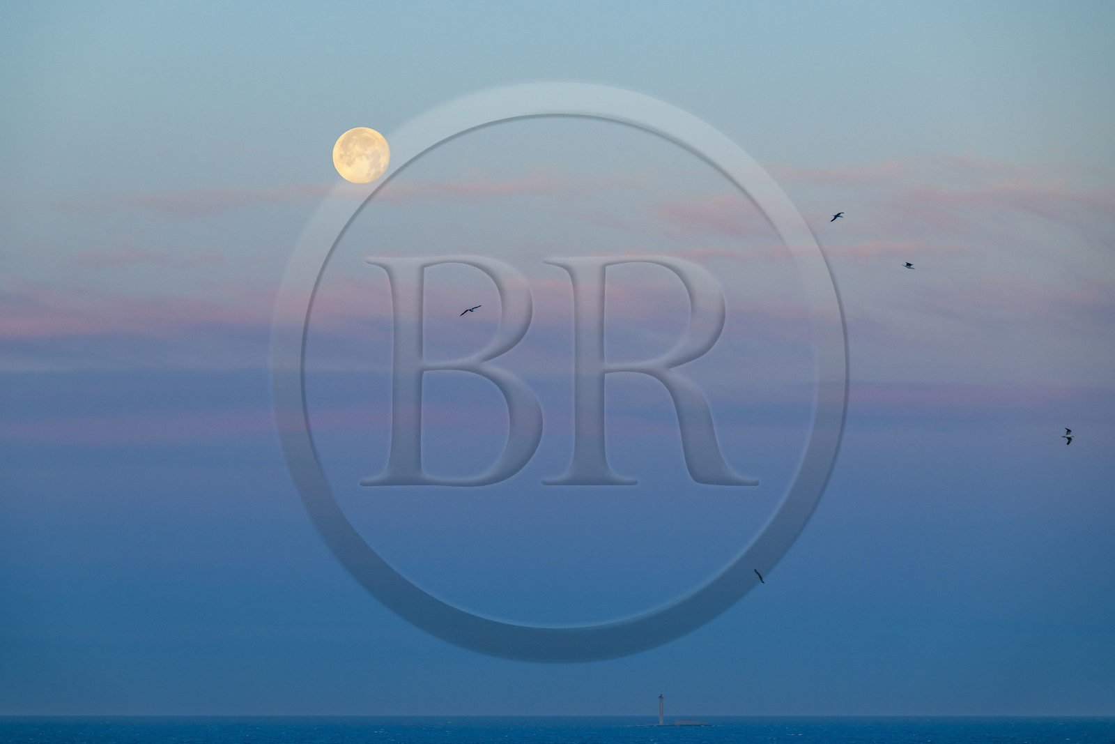 France, Bouches-du-Rhône (13), Marseille, coucher de lune au dessus du phare du Planier