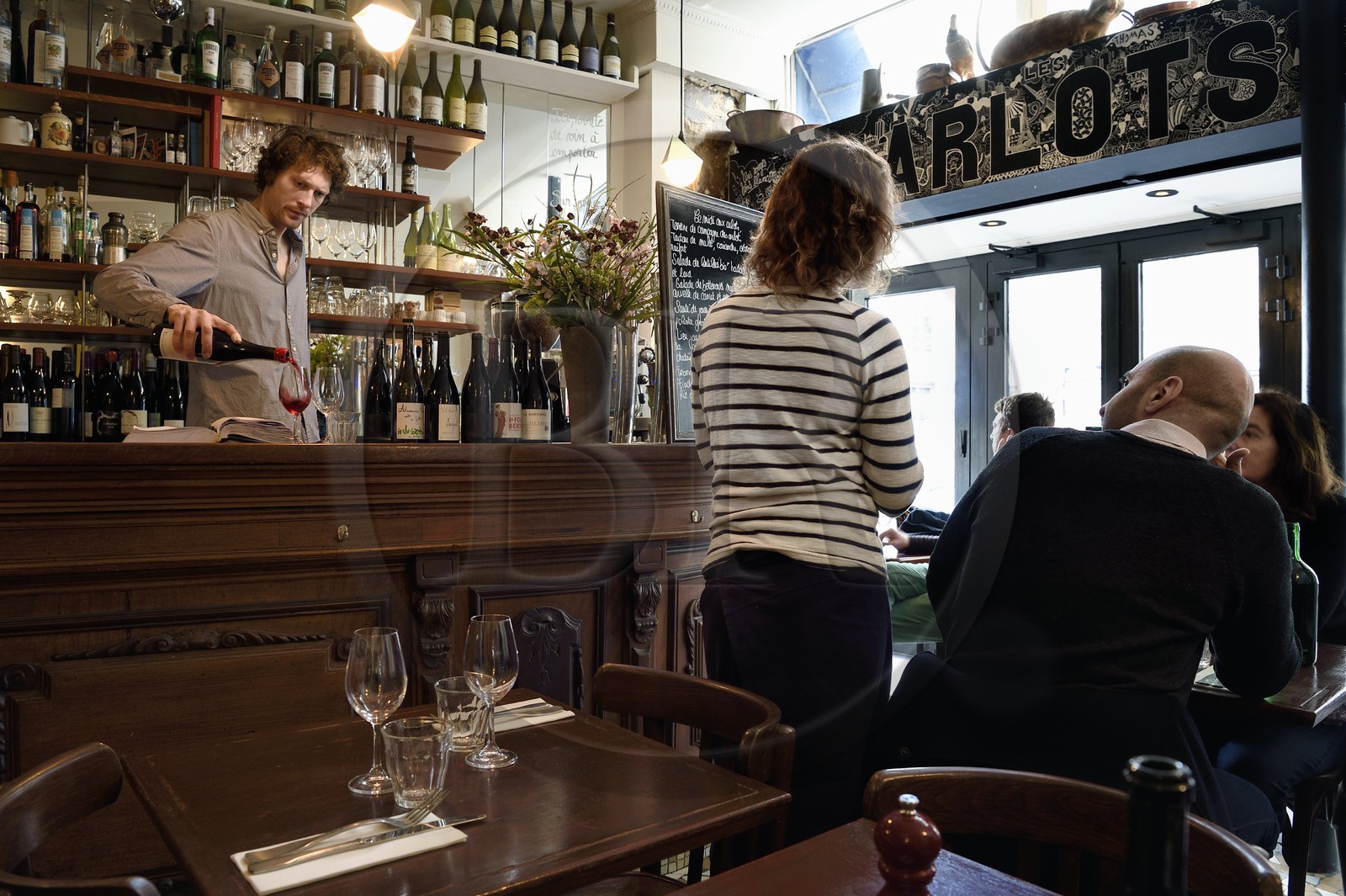 France, Paris (75), Les Arlots rue du Faubourg Poissonnière, Tristan Renoux sert du vin