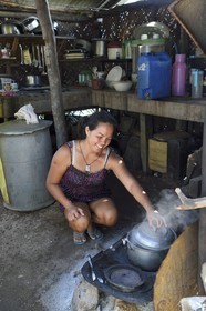 Philippines, Calamian Islands dans le nord de Palawan, Uson Island dans la baie de Coron, village de Barangay Lajala, quartier des pêcheurs,  Maeline dans sa cuisine, fille du constructeur de bateaux Emilino Diabordo