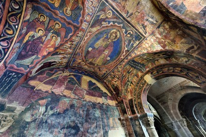 France, Haute-Loire (43), Brioude, la Basilique Saint-Julien de Brioude de style roman auvergnat, fresques du XIIIe siècle de la chapelle Saint Michel, Christ en gloire est entouré des quatre évangélistes, des anges et des saints, vers le bas représentation de l'enfer avec les démons qui prennent les ames