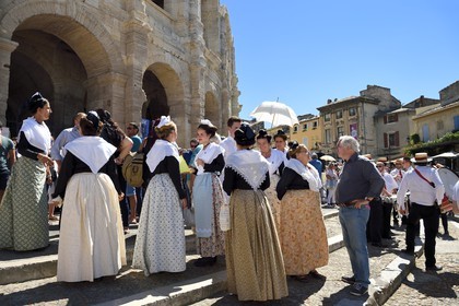 France, Bouches-du-Rhône (13), Arles, la course camarguaise de la Cocarde d'Or aux Arènes, amphithéâtre romain de 80-90 après JC, classé Patrimoine Mondial de l'UNESCO, arlésiennes en costume traditionnel