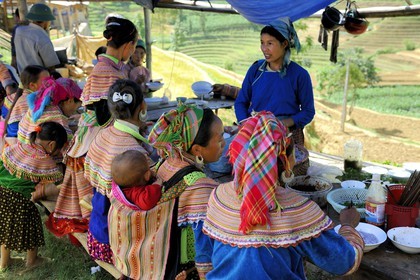 Vietnam, province de Lao Cai, région de Bac Ha, marché de Can Cau, femmes de la minorité Hmong Fleur assises dans un restaurant