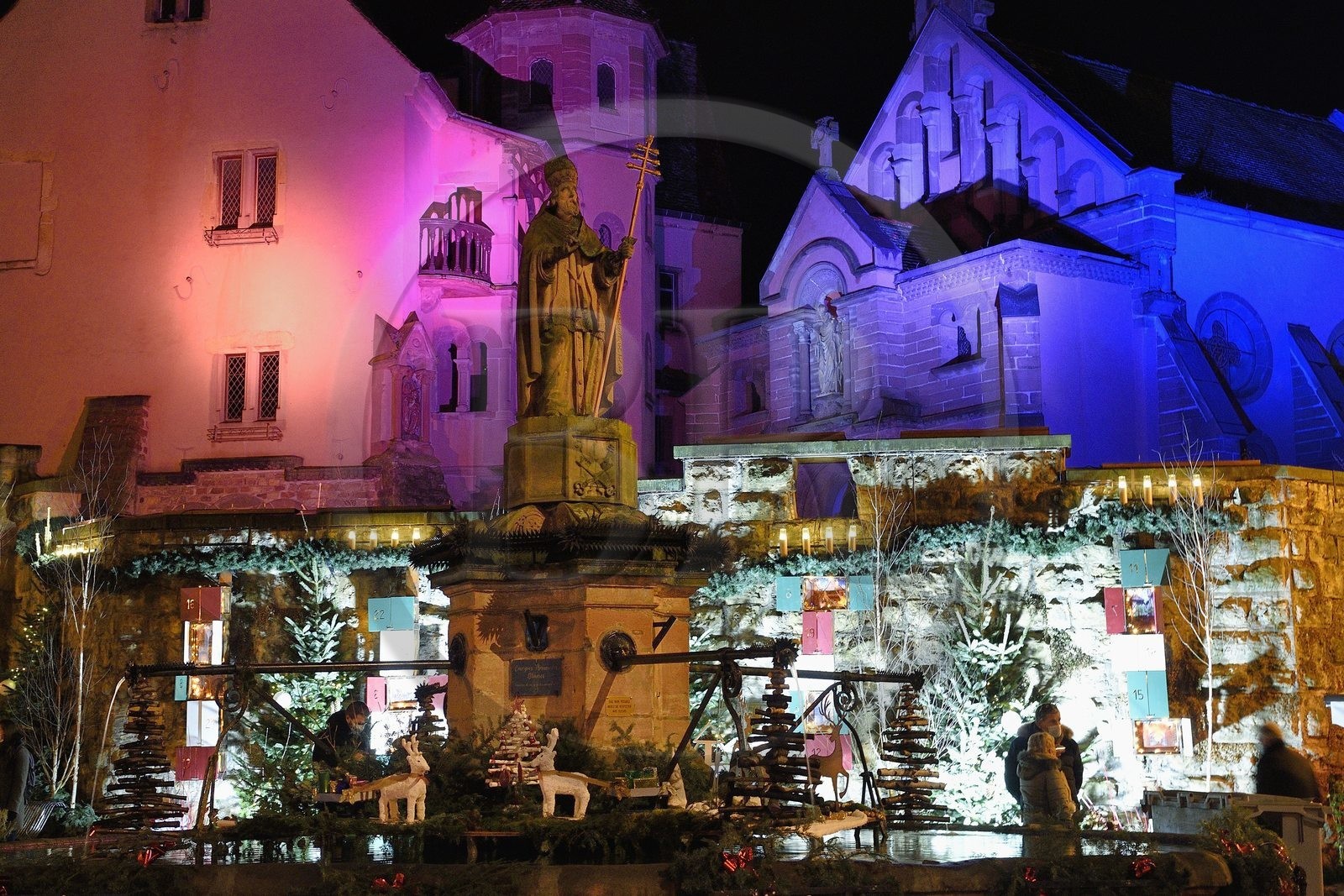 France, Haut-Rhin (68), Eguisheim, labellisé Les Plus Beaux Villages de France, la fontaine Saint-Léon sur la place du Chateau, illuminations et décorations de Noël