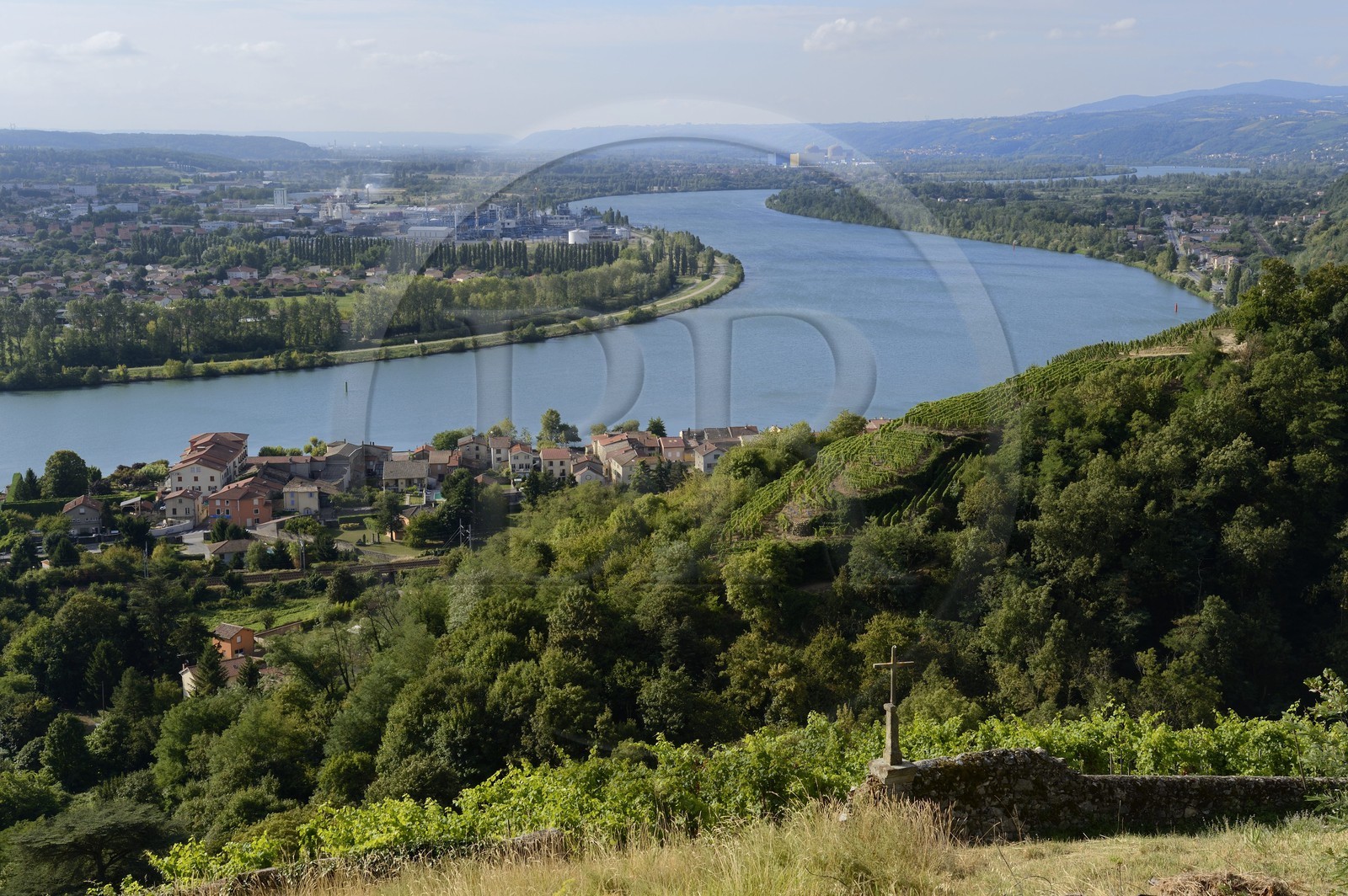 France, Rhône (69), vue sur le Rhône depuis les hauteurs du village de Condrieu et son vignoble