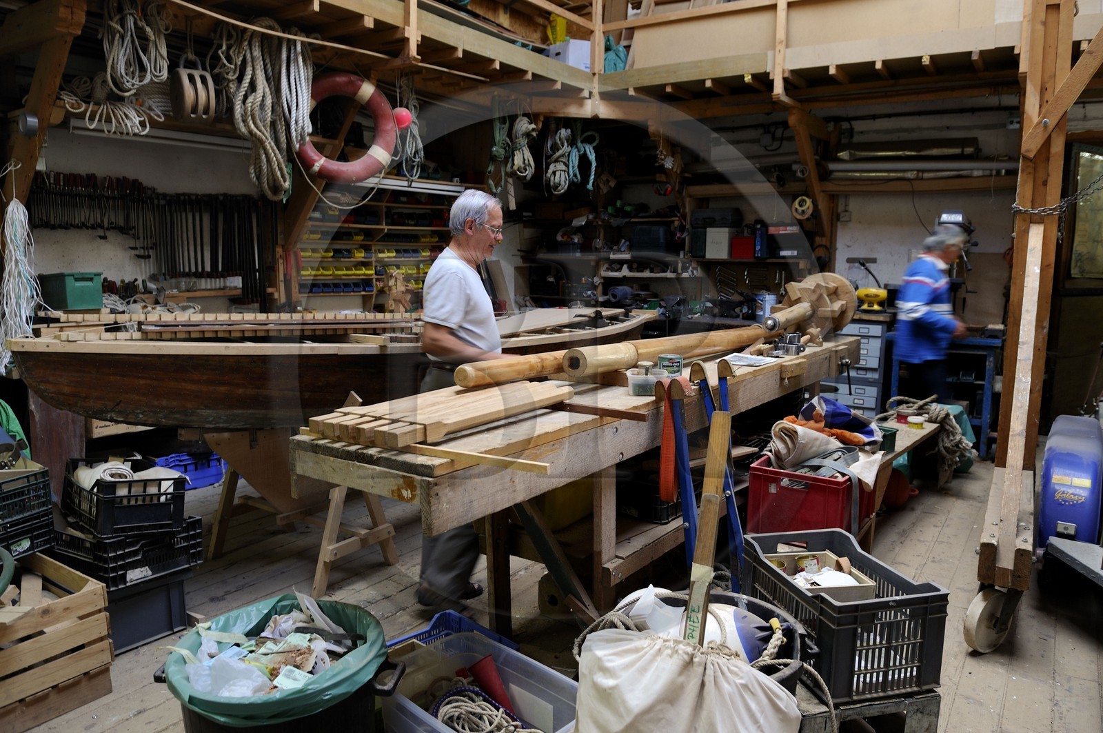 France, Yvelines (78), Chatou, l'ile des Impressionnistes, l'association Sequana restaure et reconstruit des bateaux anciens dans son atelier pour repratiquer le canotage sur la Seine