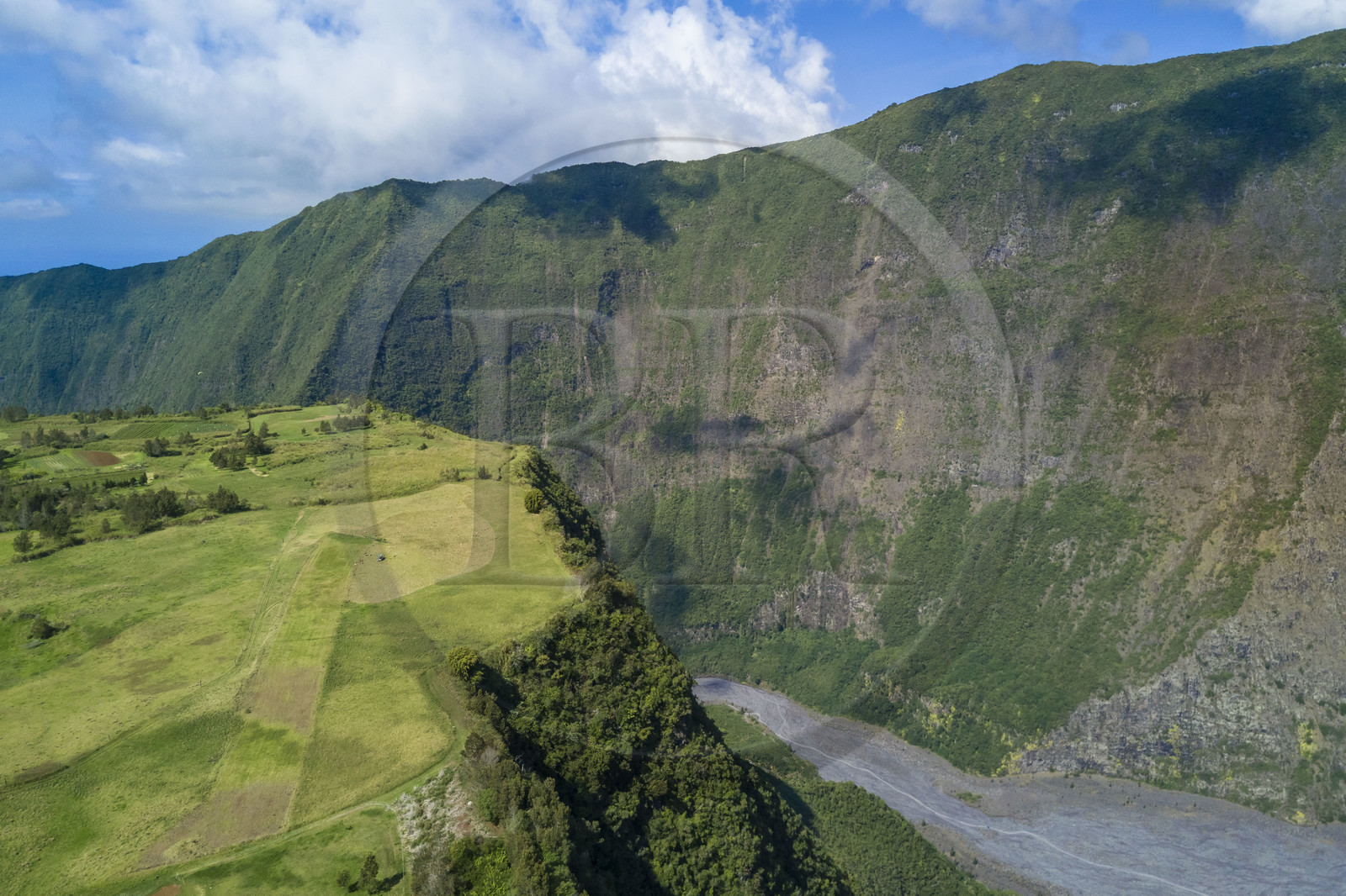 France, Ile de la Reunion, Saint-Joseph, Grand-Coude, plateau situé entre la rivière des Remparts à l'Ouest (ici à droite) et la rivière Langevin à l'Est (vue aérienne)