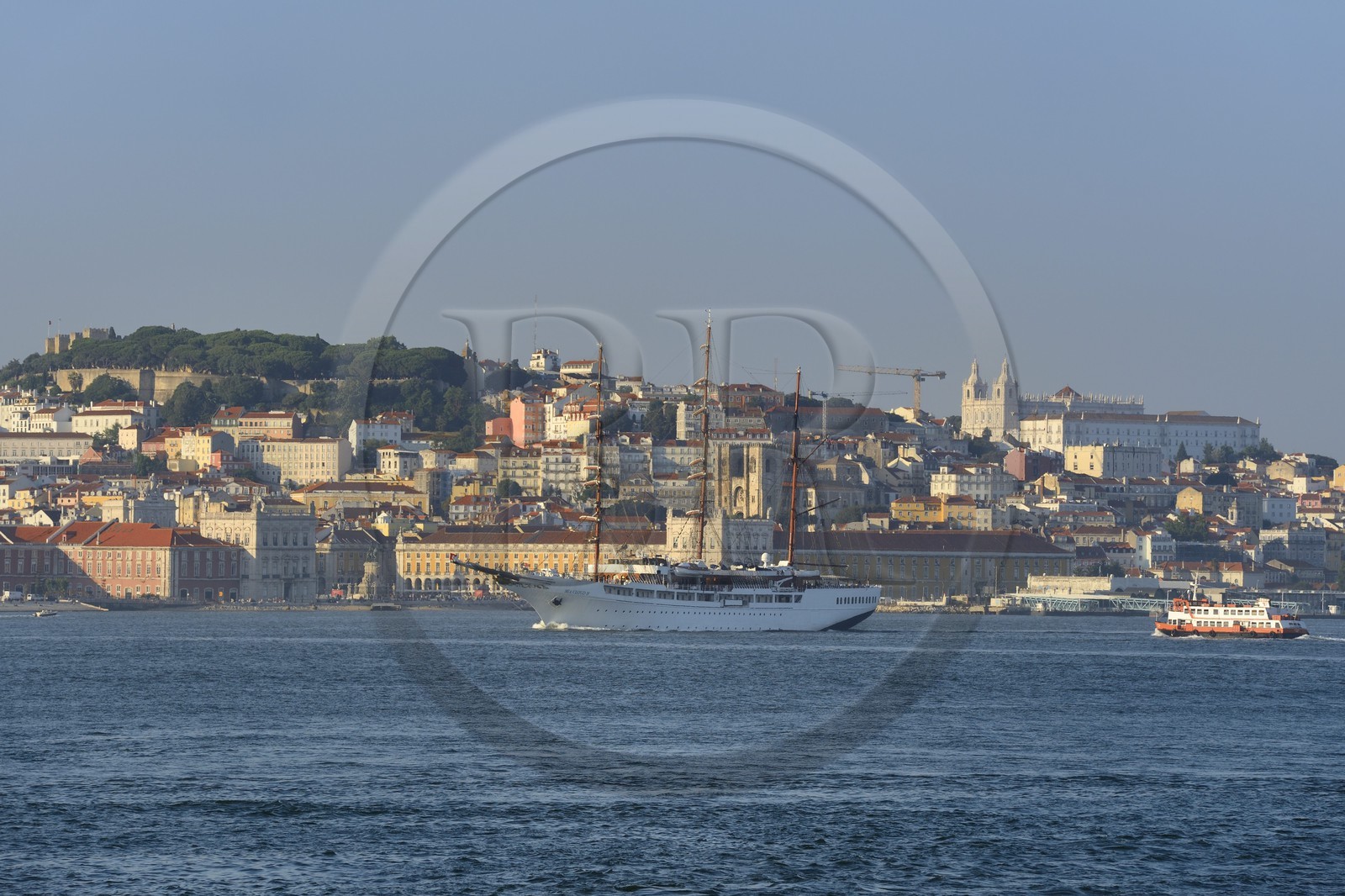 Portugal, Lisbonne, le luxueux voilier de croisière Sea Cloud II et un ferry sur le fleuve Tage (Rio Tejo) et le centre historique en arrière-plan