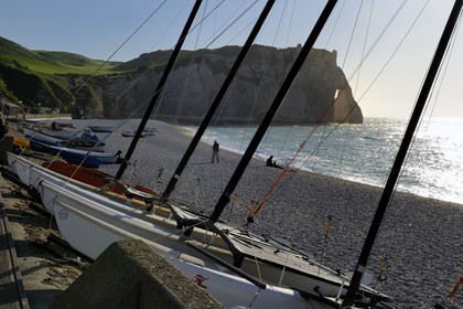 France, Seine-Maritime (76), Pays de Caux, Côte d'Albâtre, Etretat, la falaise d'Aval et l'Aiguille Creuse depuis la plage de la ville