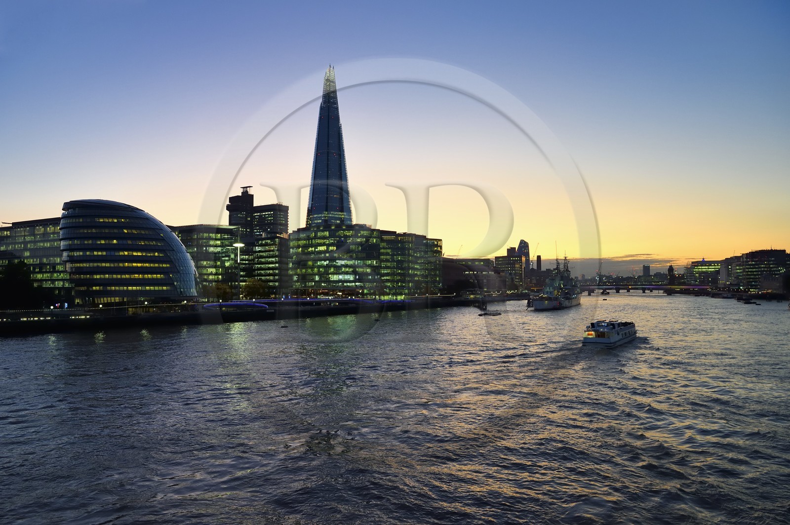 Royaume-Uni, Londres, district de Southwark, quartier de London Bridge, l'hotel de ville de l'architecte Norman Foster, More London Development et la Shard London Bridge Tower de l'architecte Renzo Piano, la plus grande tour de Londres