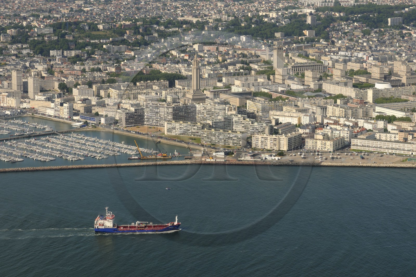 France, Seine-Maritime (76), Le Havre, classé Patrimoine Mondial de l'UNESCO, le coeur de la ville autour de la Tour Lanterne de l'église Saint-Joseph (vue aérienne)