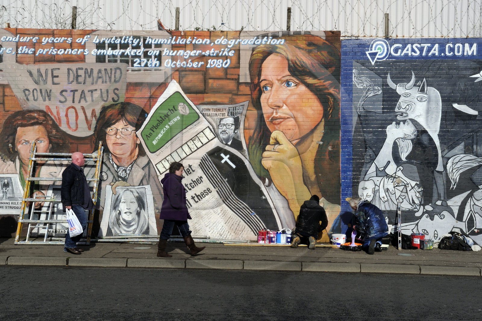 Royaume-Uni, Irlande du Nord, Belfast Ouest, le quartier catholique de Falls, International ou Solidarity Wall, peintures murales sur Falls Road et Danny Monaghan auteur des fresques