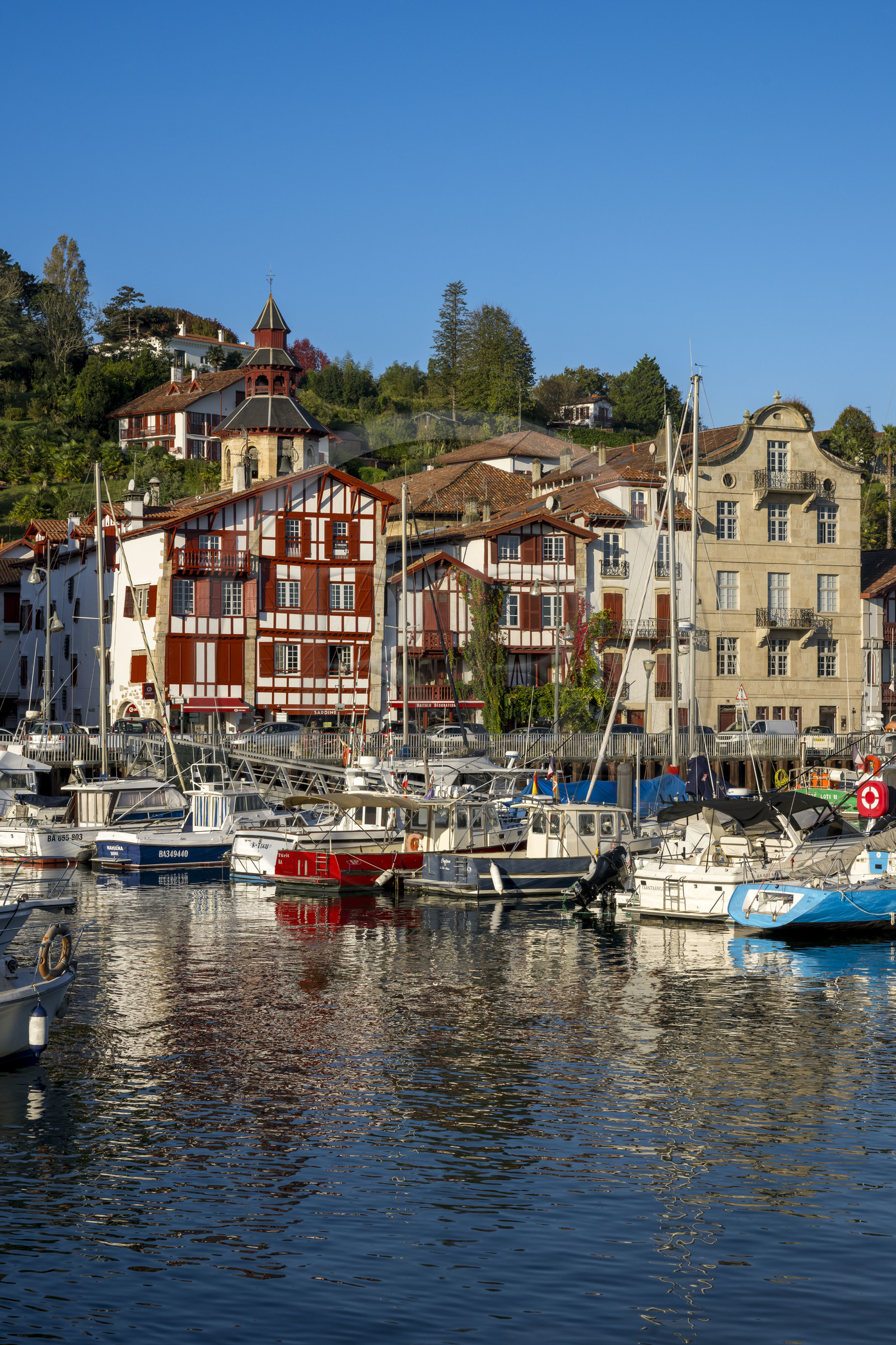 France, Pyrénées-Atlantiques (64), la côte du Pays-Basque, Ciboure, la maison natale de Maurice Ravel (en pierre) et le clocher de l'église Saint-Vincent en bordure du port