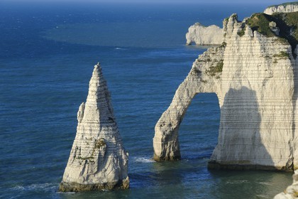 France, Seine-Maritime (76), Pays de Caux, Côte d'Albâtre, Etretat, la falaise d'Aval et l'Aiguille Creuse, au fond on distingue l'arche de la falaise d'Amont