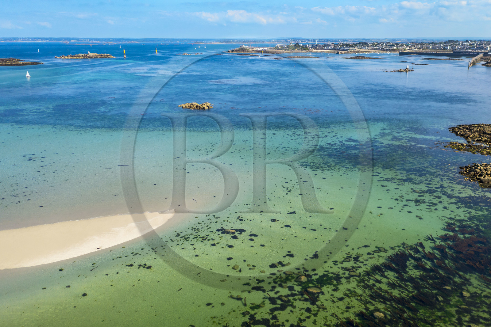 France, Finistère (29), Iles du Ponant, Ile de Batz, plage de Porz verc'h à la Pointe de Penn-Batz et Roscoff en arrière plan (vue aérienne)