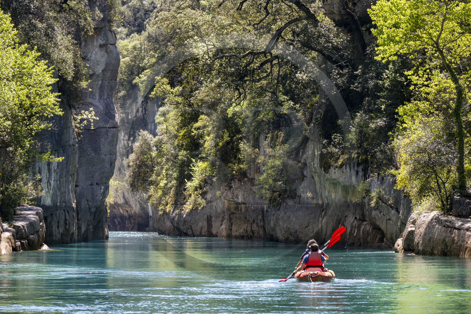 Var (83) rive gauche et Alpes-de-Haute-Provence (04) rive droite, Parc Naturel Régional du Verdon, Basses Gorges du Verdon en aval du lac de Sainte Croix, découverte en kayak des gorges de Baudinard
