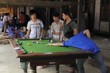 Vietnam, province de Lao Cai, région Nord-Ouest de Sapa, le marché multi-éthnique de Muong Hum, les hommes jouent au billard américain