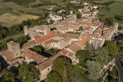France, Aveyron (12), Causses et les Cévennes, paysage culturel de l'agro-pastoralisme méditerranéen, classés Patrimoine Mondial de l'UNESCO, Sainte-Eulalie-de-Cernon, la Commanderie Templière puis commanderie hospitalière de l'ordre de Saint-Jean de Jérusalem au premier plan(vue aérienne)