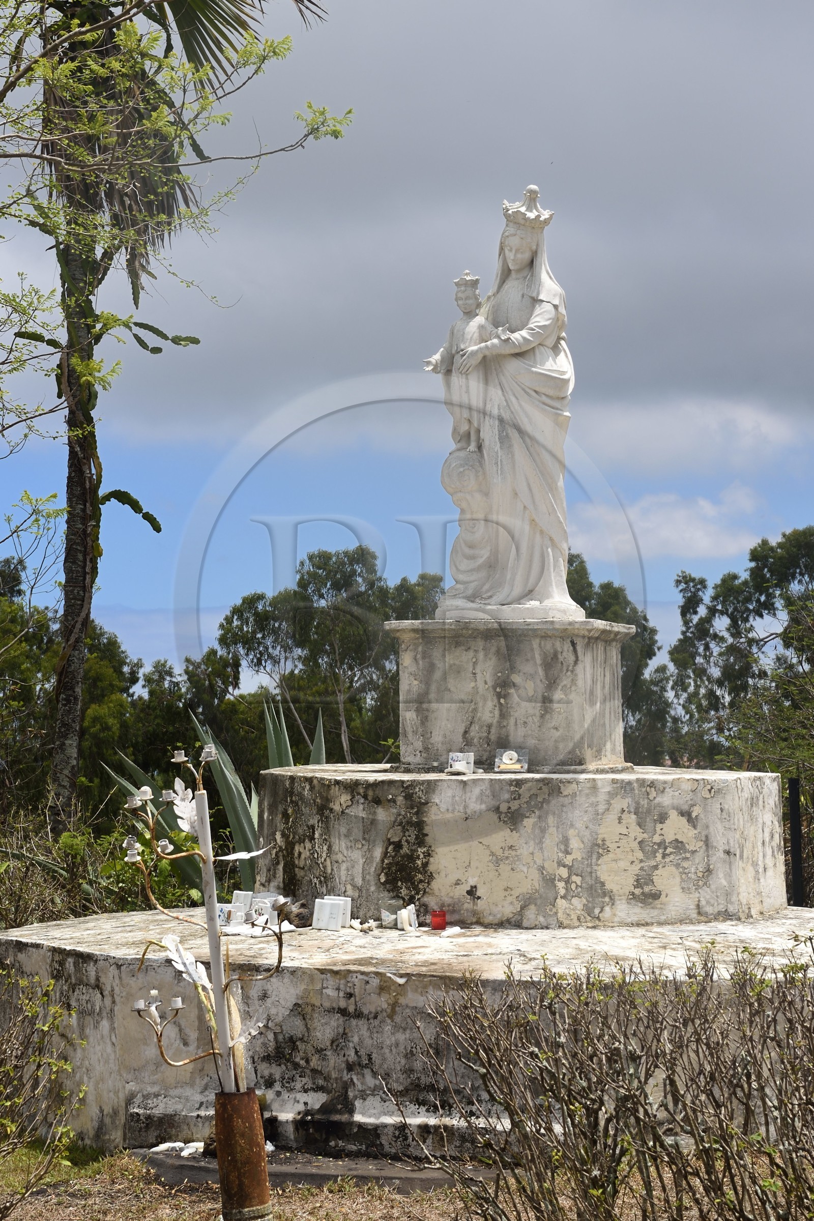 France, Ile de la Reunion, Saint-Gilles-les-Hauts, Musée de Villèle dans le domaine Panon-Desbassyns, ancienne propriété coloniale au cœur d'une grande plantation de canne à sucre qui faisait travailler un peu plus de 400 esclaves, statue de la Vierge à l'enfant