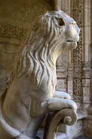 Portugal, Lisbonne, Bélem, Monastere des Hiéronymites (Mosteiro dos Jerónimos), classé Patrimoine Mondial de l'UNESCO, la fontaine du lion dans le cloitre