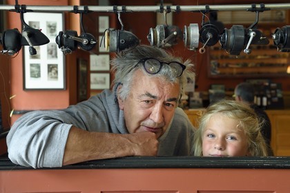 France, Cantal (15), Parc naturel régional de l'Aubrac, plateau de l'Aubrac, Saint-Urcize, le restaurateur et guide de pêche Fred Pullini dit Remise avec sa petite fille Esther