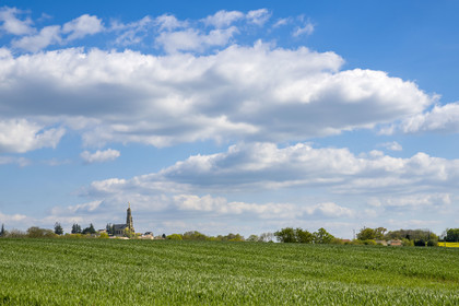 France, Vendée (85), Sèvremont, Saint-Michel-Mont-Mercure, l'église avec sa statue de l'archange Saint-Michel
