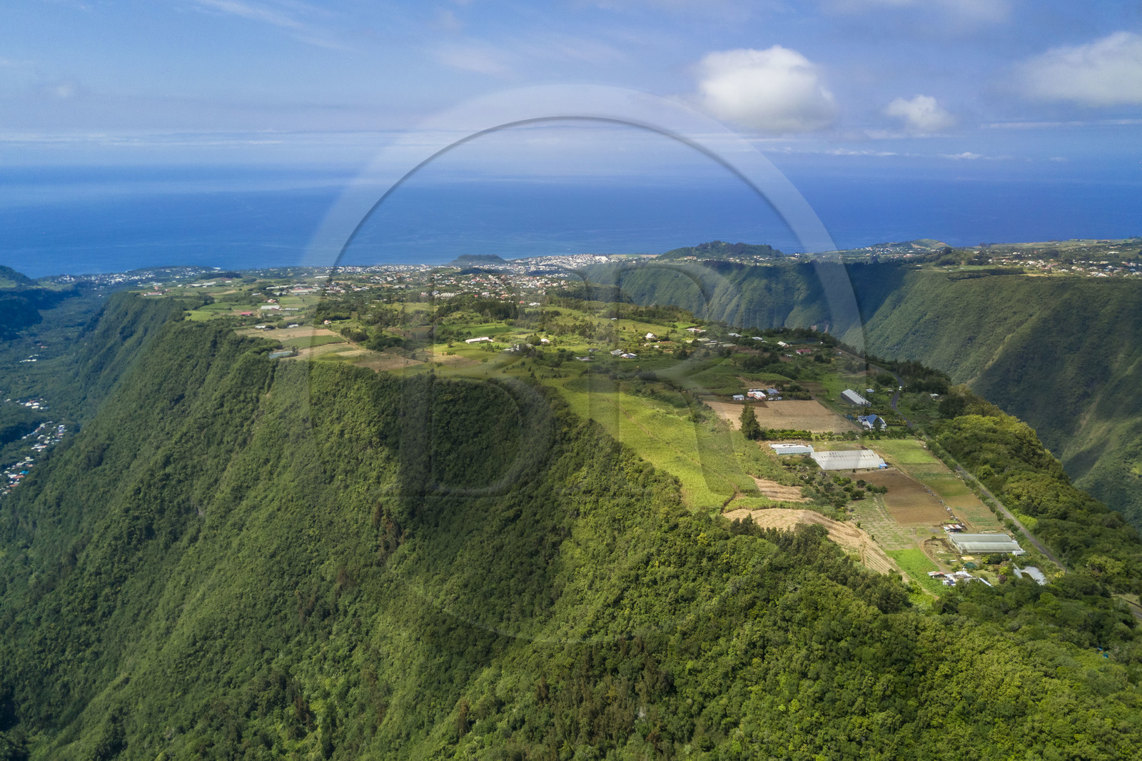 France, Ile de la Reunion, Saint-Joseph, Grand-Coude, plateau situé entre la rivière des Remparts à l'Ouest (droite) et la rivière Langevin à l'Est (gauche) (vue aérienne)
