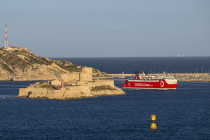 France, Bouches-du-Rhône (13), Marseille, Parc National des Calanques, Archipel des Iles du Frioul, arrivée d'un ferry de Corsica Linea au petit matin et le chateau d'If en premier plan