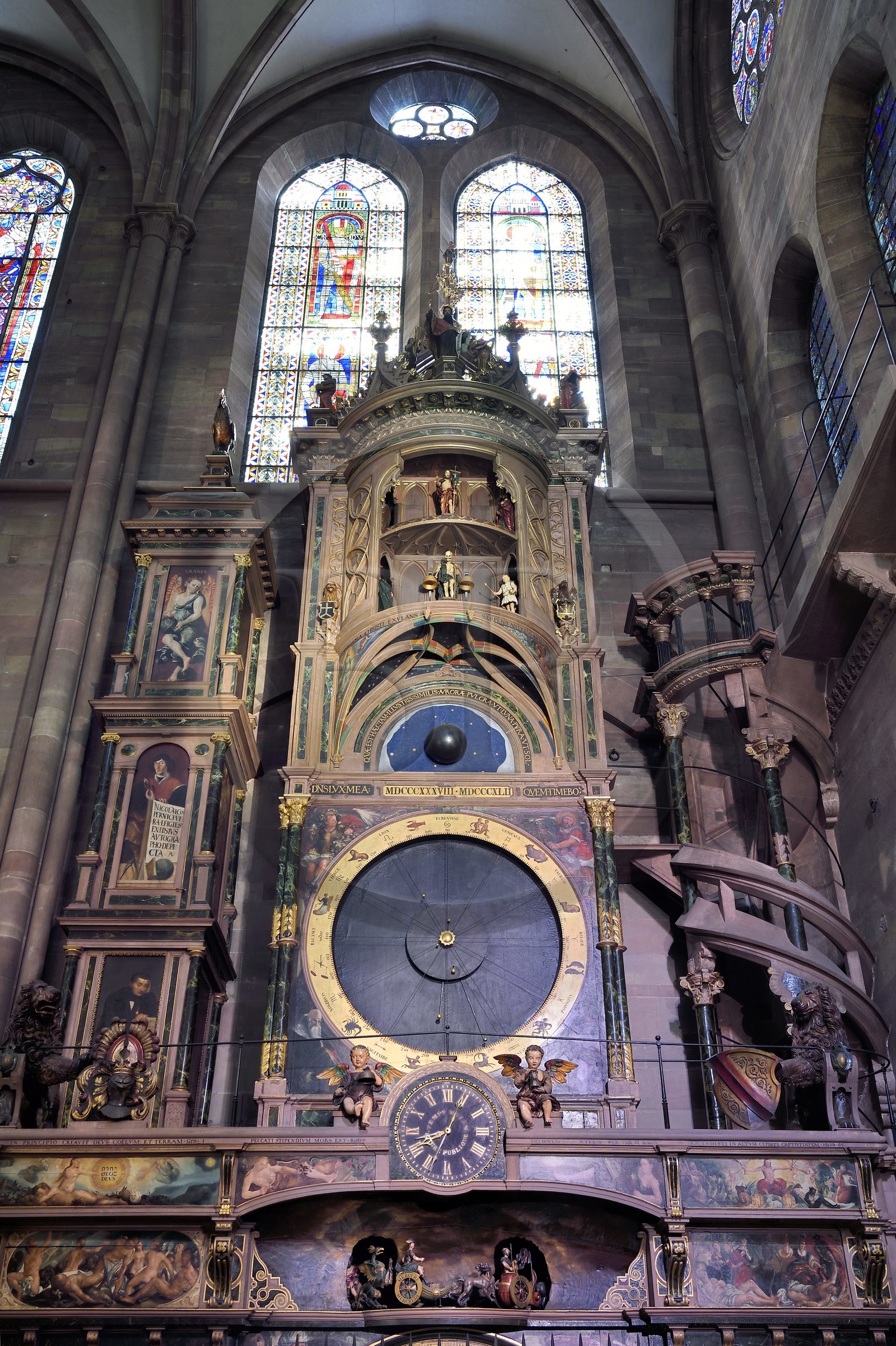France, Bas-Rhin (67), Strasbourg, vieille ville classée au Patrimoine Mondial de l'UNESCO, la cathédrale Notre-Dame, bras sud du transept, l'horloge astronomique