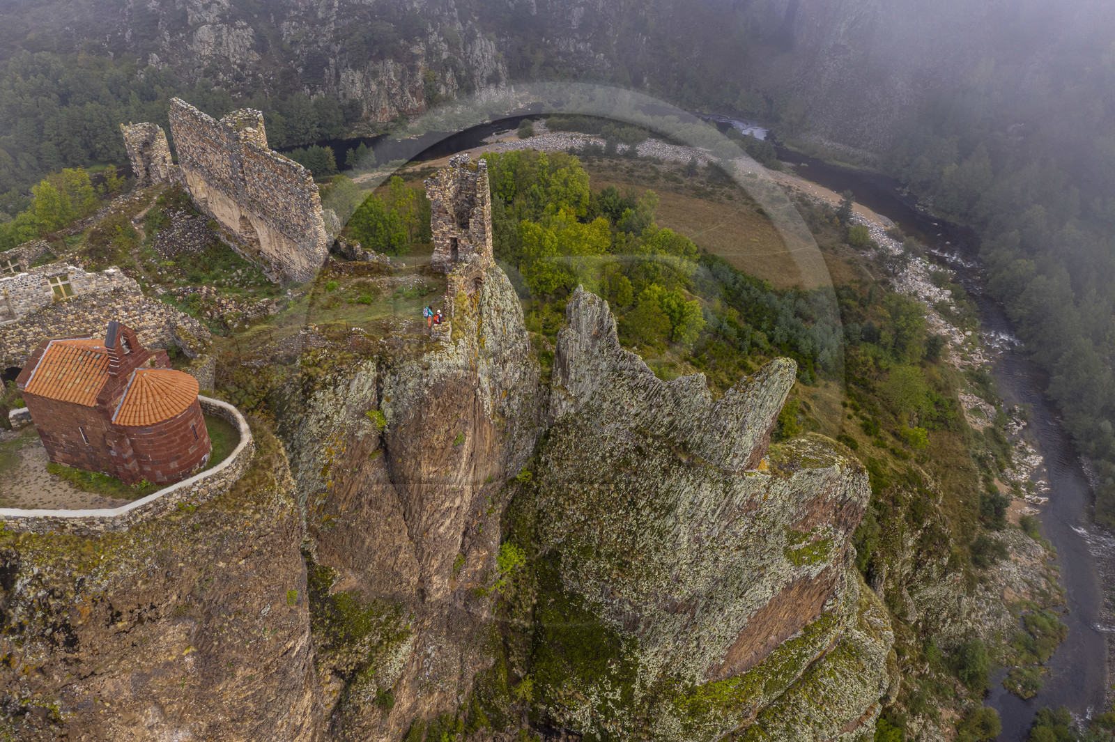 France, Haute-Loire (43), vallée de la Loire, Arlempdes, labellisé les Plus beaux villages de France, ruines du chateau perché sur un rocher basaltique (dyke volcanique) qui surplombe un méandre de la Loire (vue aérienne)