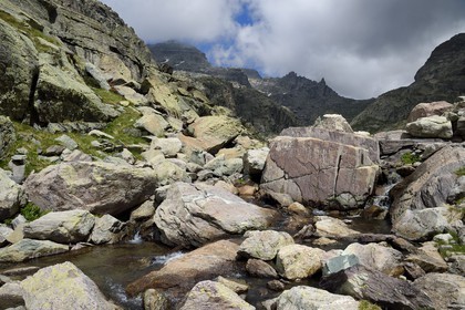 France, Alpes-Maritimes, parc national du Mercantour (Mercantour National Park), the Vallee des Merveilles (Valley of Wonders) scattered with thousands of rupestral engravings of the Bronze Age, trail GR 52 towards the Baisse (pass) de Valmasque and the Mont Grand Capelet (2915 m) in the background