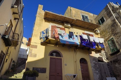 Italie, Sicile, iles Eoliennes, classées Patrimoine Mondial de l'UNESCO, Ile de Lipari, Lipari, linge séchant au balcon d'une maison de la vieille ville