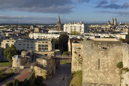 France, Calvados (14), Caen, le château ducal de Guillaume le Conquerant, les remparts dominant la ville et la barbacane