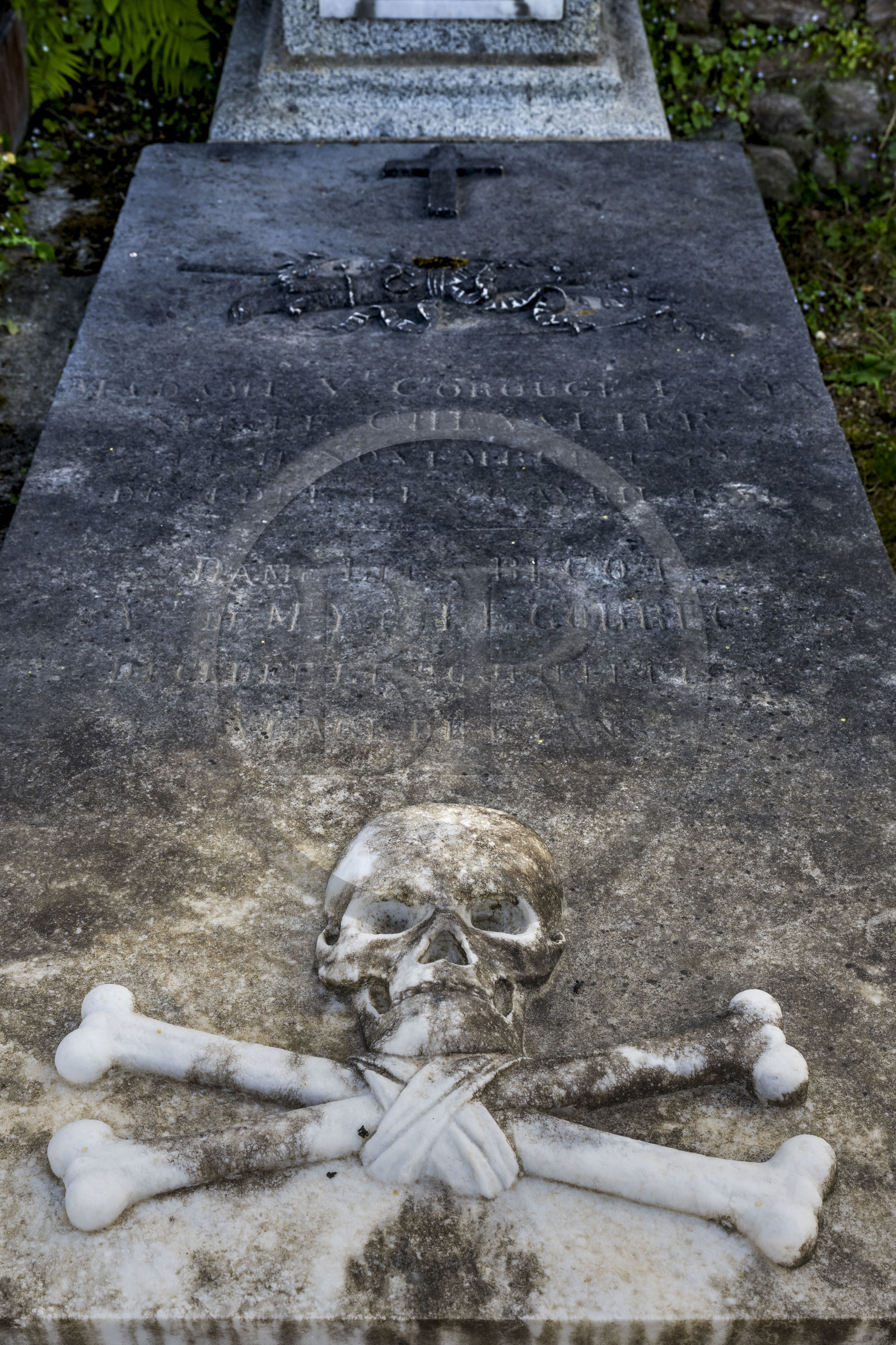 France, Côtes d'Armor (22), Paimpol, cimetière municipal, tombe de la famille Corouge, armateurs devenus flibustiers en période de guerre, à la course entre 1792 et 1815