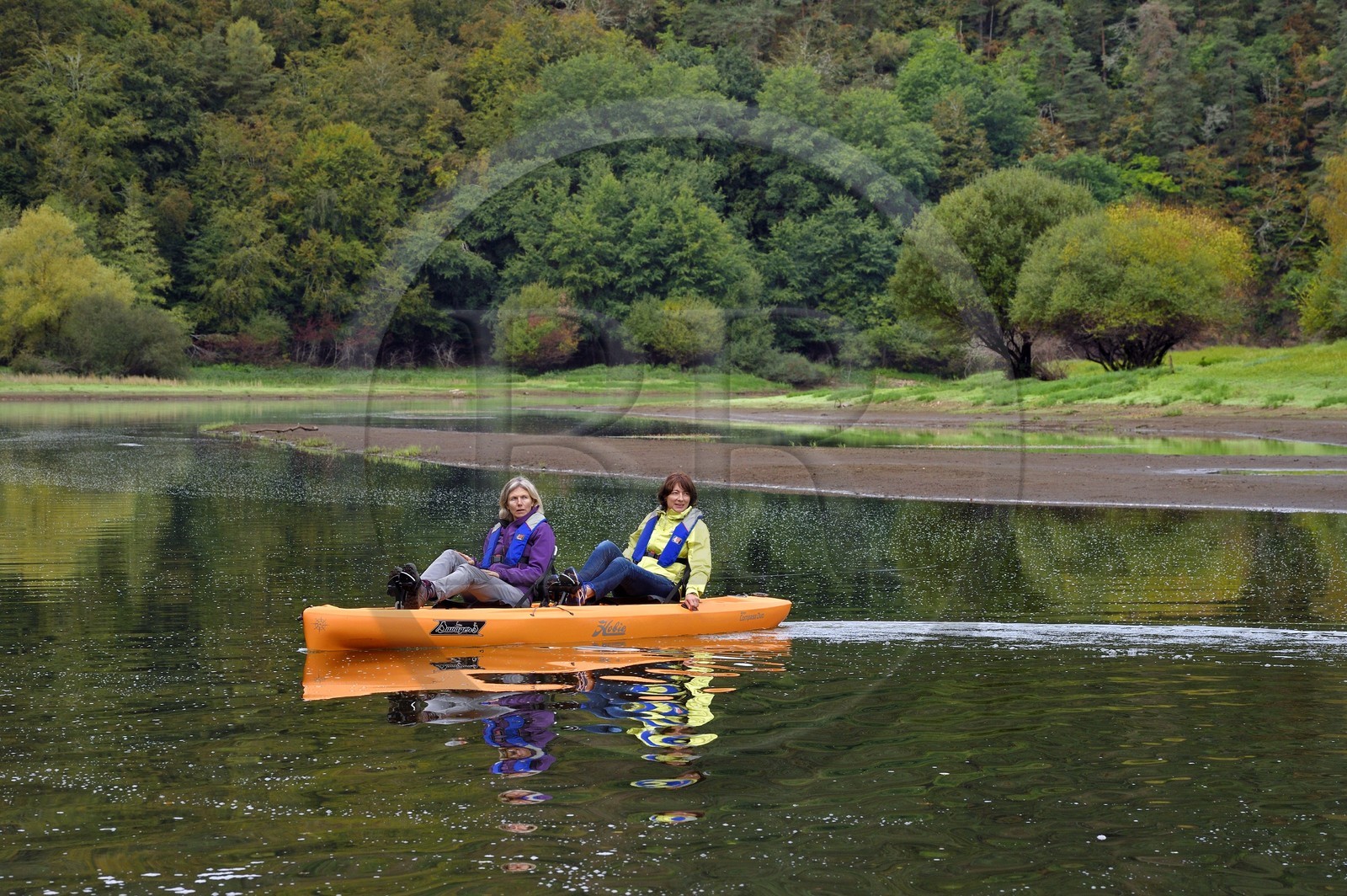 France, Cantal (15), Gorges de la Truyère, découverte en kayak à pédales de la rivière Truyère au pied du village de Chaliers