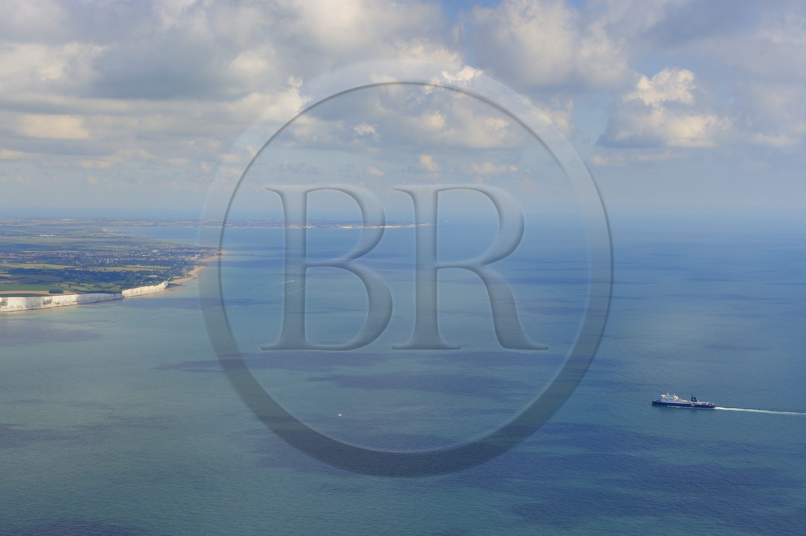 Royaume-Uni, Angleterre, Kent, baie de St.Margaret, falaises blanches de Douvres et le ferry effectuant la liaison transmanche P&O (vue aérienne)