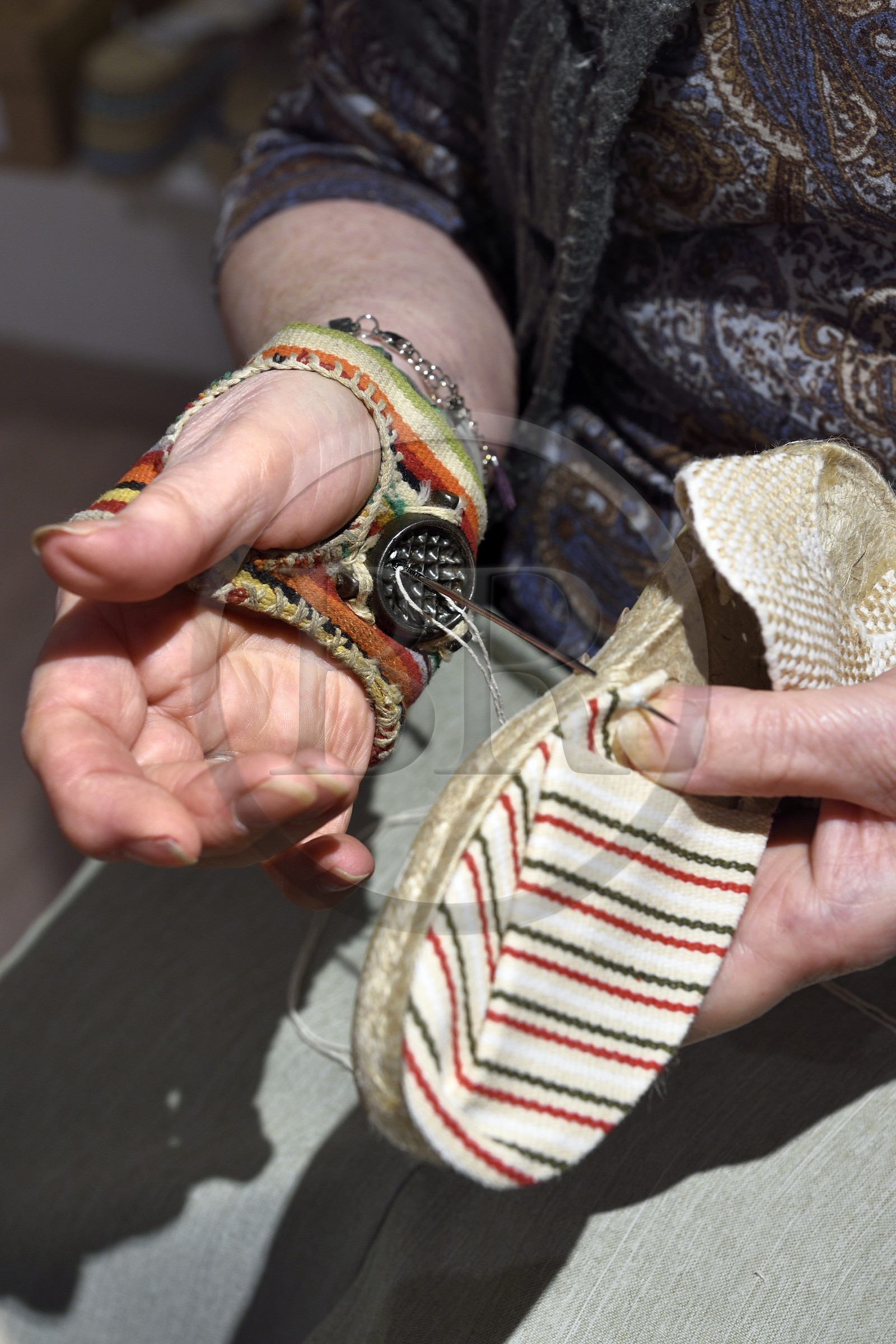 France, Pyrénées-Atlantiques (64), Pays-Basque, Saint-Jean-Pied-de-Port, Albertine Arangois fabrique artisanalement ses espadrilles avec un dé à coudre de conception maison