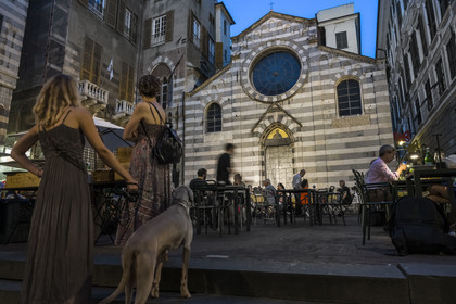 Italie, Ligurie, Gênes, ruelle du vieux centre historique, terrasse de restaurant sur la Piazza San Matteo